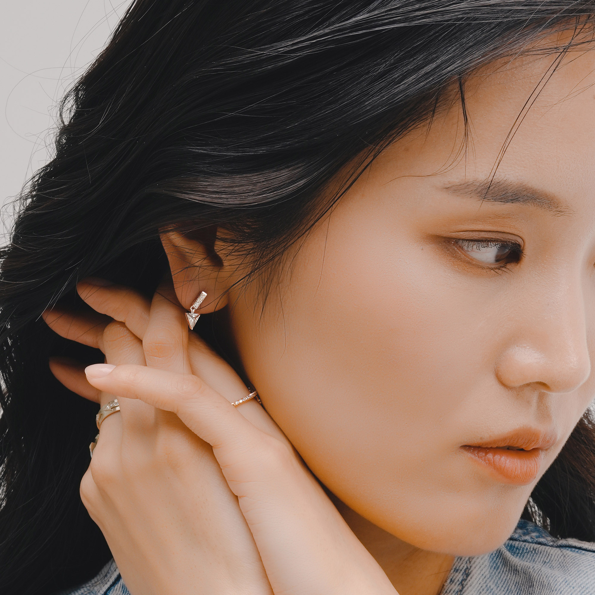 [온라인단독]애로우 세미드롭 귀걸이 다이아몬드 파베세팅